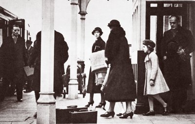 Prinzessin Elizabeth und Prinzessin Margaret Rose kehren nach London zurück, Januar 1936 von English Photographer